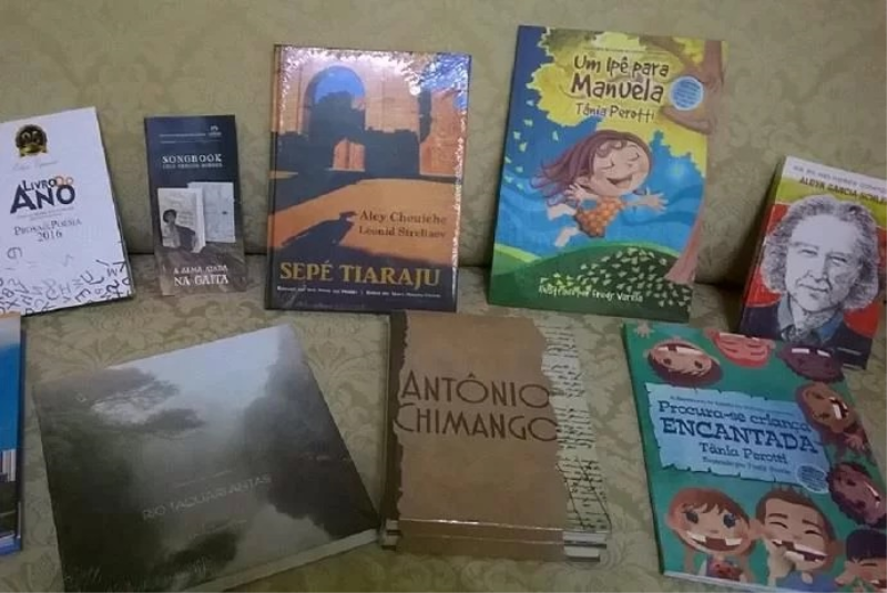BIBLIOTECA MUNICIPAL RECEBE LIVROS